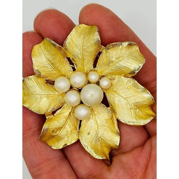 Vintage Cadoro Flower with Pearls Gold Tone Brooch Pin 2.5" Estate Signed - Picture 1 of 5